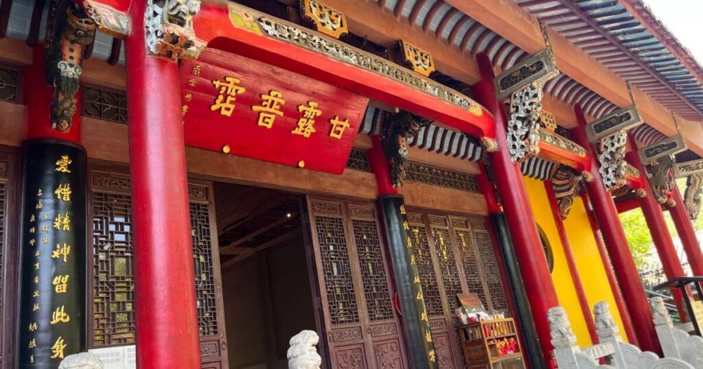 九華山甘露寺正殿外觀,紅柱金字牌匾與傳統屋簷建築風格