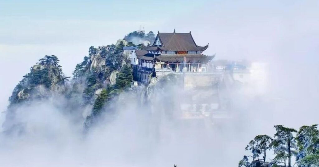 雲霧繚繞的九華山寺廟