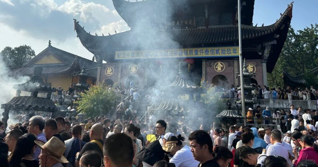 九華山金地藏殿前的朝聖現場