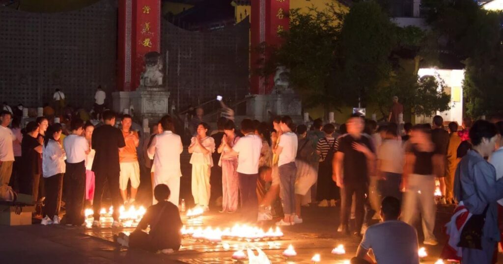 九華山夜間點燈祈福盛況