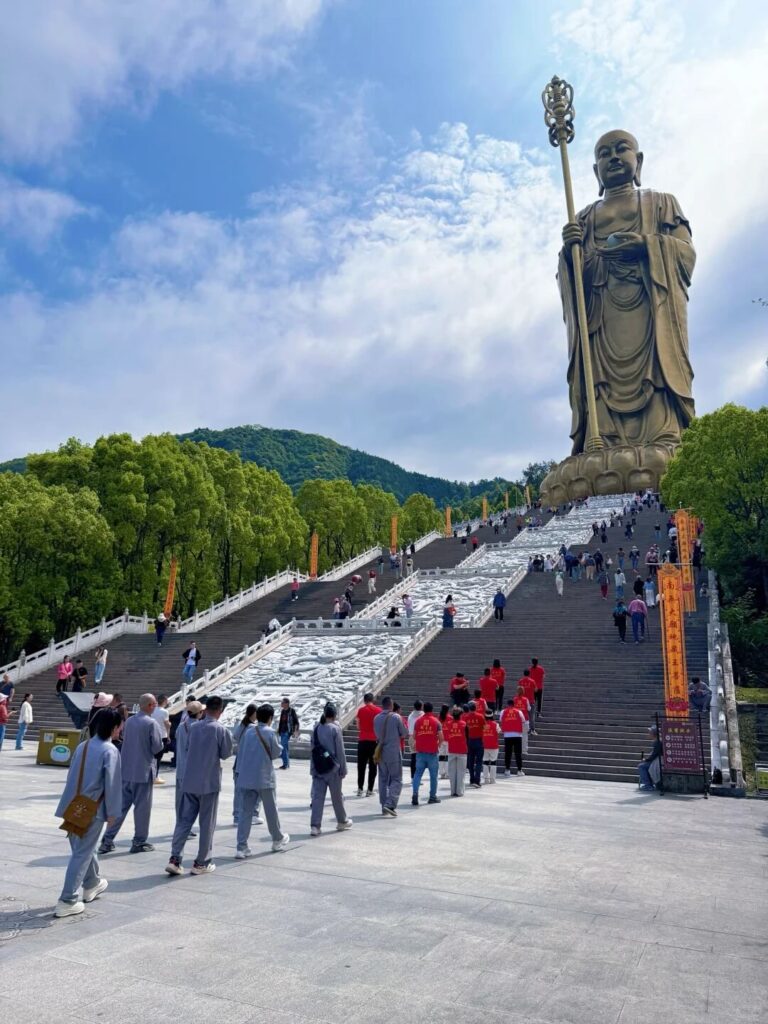 九華山朝聖者登階拜地藏王菩薩像